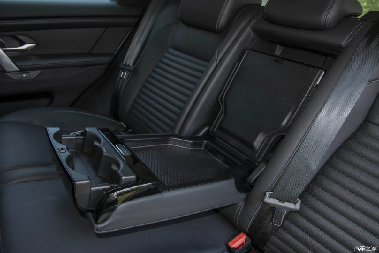 Ngoài ra, hệ thống này cũng hỗ trợ chức năng điều khiển bằng giọng nói và kết nối thông minh Android Auto, Apple CarPlay. Chưa hết, Land Rover Discovery Sport thế hệ mới được trang bị cần số điện tử mới, trông công nghệ hơn. Hàng ghế sau có thể mở bệ tỳ tay được giấu giữa hàng ghế giữa, lúc này xe có 1 hộc đựng đồ cỡ lớn, 2 hộc đựng cốc.