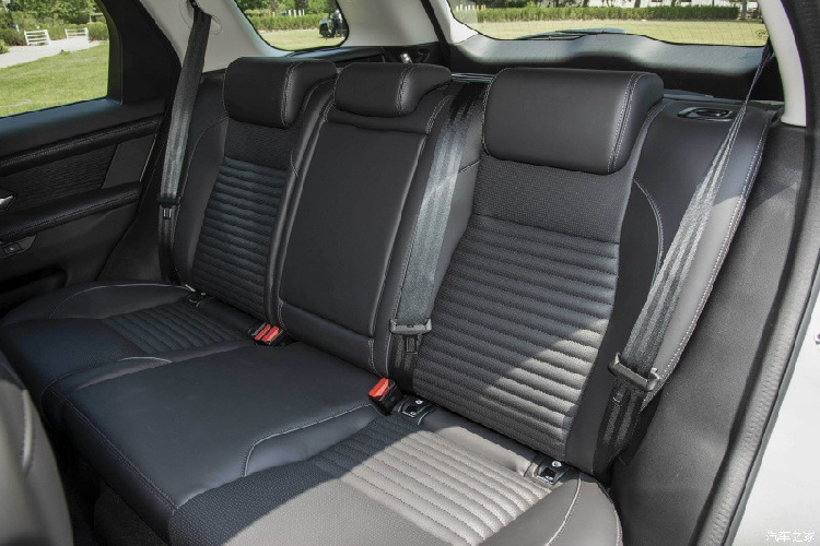 Bên cạnh đó là hệ thống lọc không khí Cabin Air Purification Plus mới. Hệ thống này có thể lọc bụi mịn PM2.5 và kiểm soát CO2 bên trong xe. Trong khi đó, công nghệ nano X giúp chống mầm bệnh đồng thời giảm vi khuẩn, chất gây dị ứng và mùi khó chịu.