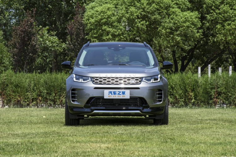 Tại Trung Quốc, giá xe Land Rover Discovery Sport 2024 mới sẽ có mức bán ra từ 389.800 đến 419.800 nhân dân tệ (tương đương 1,25 đến 1,35 tỷ đồng), như vậy Land Rover Discovery Sport 2024 có giá bán tại Trung Quốc chỉ bằng giá xe Kia Carnival mới nhất 2023 tại Việt Nam hay giá lăn bánh của Toyota Camry. 