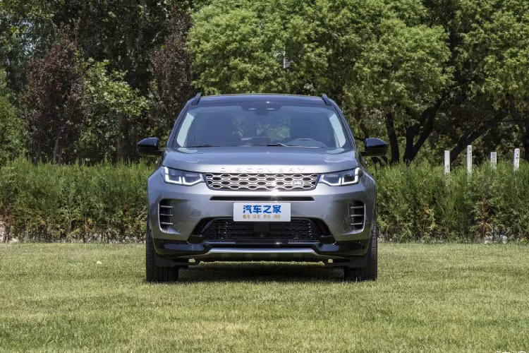 Tại Trung Quốc, giá xe Land Rover Discovery Sport 2024 mới sẽ có mức bán ra từ 389.800 đến 419.800 nhân dân tệ (tương đương 1,25 đến 1,35 tỷ đồng), như vậy Land Rover Discovery Sport 2024 có giá bán tại Trung Quốc chỉ bằng giá xe Kia Carnival mới nhất 2023 tại Việt Nam hay giá lăn bánh của Toyota Camry. 