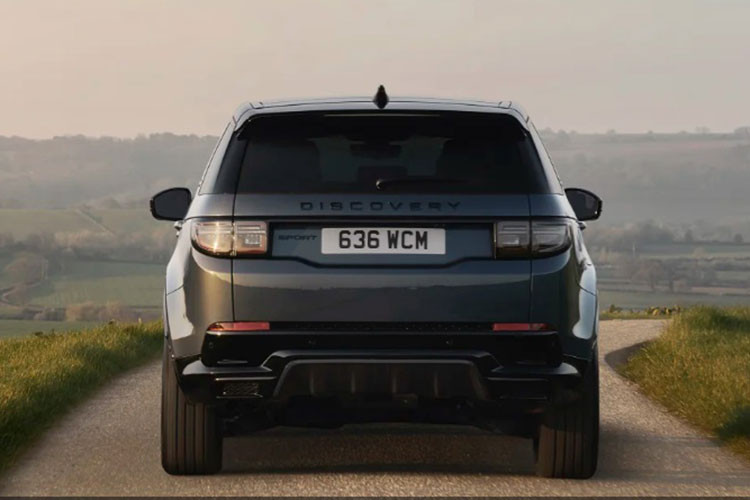 Land Rover Discovery Sport 2024 được trang mâm xe hợp kim kiểu mới với các kiểu 19 và 21 inch, đồng thời bổ sung màu sơn Lantao Copper Metallic mới. Về sức mạnh, Land Rover Discovery Sport thế hệ mới sẽ tiếp tục cung cấp các mẫu hybrid nhẹ và plug-in hybrid. 