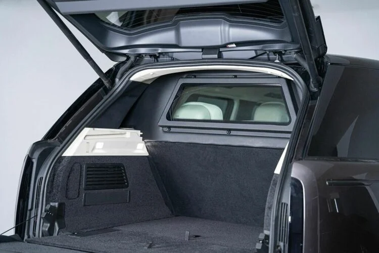 Range Rover cũng đã được trang bị lốp runflat mới với các miếng chèn bằng polycarbonate đặc giúp xe vẫn có thể di chuyển dù bị thủng.