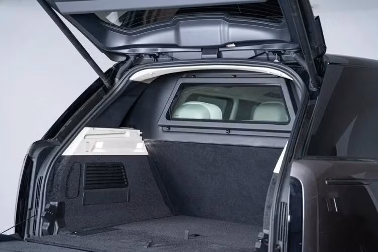 Range Rover cũng đã được trang bị lốp runflat mới với các miếng chèn bằng polycarbonate đặc giúp xe vẫn có thể di chuyển dù bị thủng.