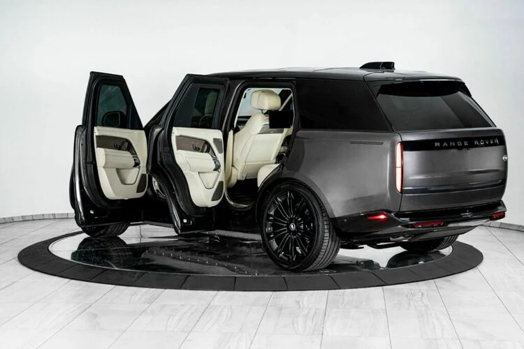 Range Rover 2023 Autobiography là chiếc xe đầu tiên được Inkas sửa đổi với vỏ bọc P530 với động cơ V8 tăng áp kép, dung tích 4,4 lít có nguồn gốc từ BMW , cho công suất 523 mã lực tại 5.500 vòng/phút. Kết hợp với hộp số tự động 8 cấp và dẫn động 4 bánh toàn thời gian.
