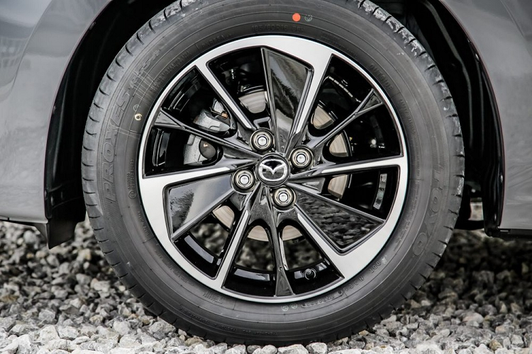 Chưa hết, Mazda2 2023 còn có 2 màu sơn ngoại thất mới là xanh dương Airstream Blue và xám Aero Gray. Trong khi đó, màu đỏ Artisan Red cũ của xe đã bị loại bỏ. Nóc xe sẽ được dán film màu đen, không chỉ mang đến vẻ thẩm mỹ mà còn có tác dụng giảm khoảng 30 kg khí thải CO2.