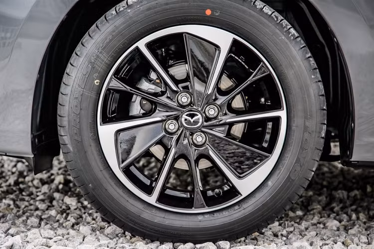 Chưa hết, Mazda2 2023 còn có 2 màu sơn ngoại thất mới là xanh dương Airstream Blue và xám Aero Gray. Trong khi đó, màu đỏ Artisan Red cũ của xe đã bị loại bỏ. Nóc xe sẽ được dán film màu đen, không chỉ mang đến vẻ thẩm mỹ mà còn có tác dụng giảm khoảng 30 kg khí thải CO2.