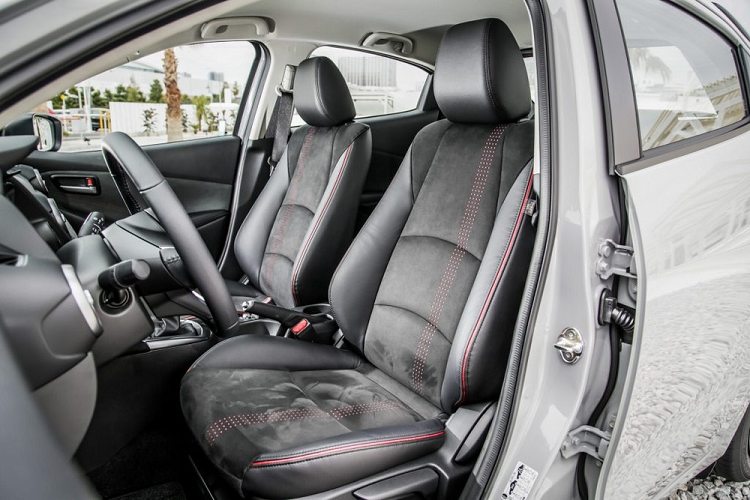 Ở bản 15 BD và 15 XD BD, nội thất sẽ được phủ tông màu đen chủ đạo với những chi tiết màu sáng trên mặt táp-lô, cụm điều khiển trung tâm, cửa gió điều hòa hoặc chỉ khâu ghế. Những chi tiết màu sáng này vốn làm từ nhựa được sản xuất theo kỹ thuật sinh học, giúp giảm sự phụ thuộc vào dầu mỏ và khí thải CO2.