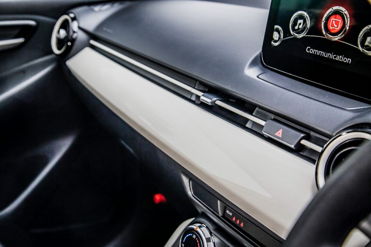 Động cơ của Mazda2 2023 ở thị trường Nhật Bản không có gì thay đổi. Xe vẫn dùng động cơ xăng 4 xi-lanh, dung tích 1.5L ở 3 bản 15 BD, 15 Sport và 15 Sunlit Citrus. Trong khi đó, 2 bản 15 XD BD và 15 XD Sport+ lại dùng động cơ diesel 4 xi-lanh, tăng áp, dung tích 1.5L. Động cơ xăng sẽ kết hợp với hộp số tự động 6 cấp.