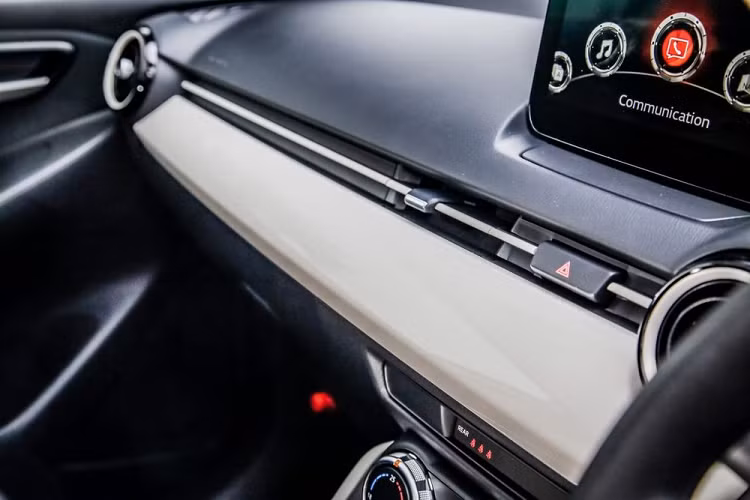 Động cơ của Mazda2 2023 ở thị trường Nhật Bản không có gì thay đổi. Xe vẫn dùng động cơ xăng 4 xi-lanh, dung tích 1.5L ở 3 bản 15 BD, 15 Sport và 15 Sunlit Citrus. Trong khi đó, 2 bản 15 XD BD và 15 XD Sport+ lại dùng động cơ diesel 4 xi-lanh, tăng áp, dung tích 1.5L. Động cơ xăng sẽ kết hợp với hộp số tự động 6 cấp.