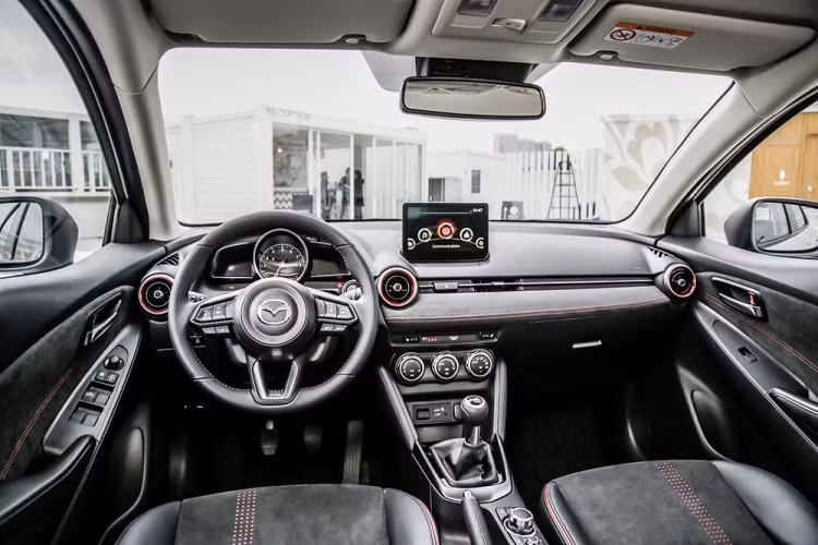 Tương tự ngoại thất, nội thất của Mazda2 2023 cũng thay đổi theo phiên bản. Cụ thể, bản 15 Sport và 15 XD Sport+ sẽ được trang bị nội thất màu đen với những điểm nhấn màu đỏ tương phản trên mặt táp-lô, viền cửa gió điều hòa hoặc ghế. Ghế của bản 15 Sport sẽ được bọc nỉ trong khi bản 15 XD Sport+ dùng ghế bọc da sang trọng hơn.