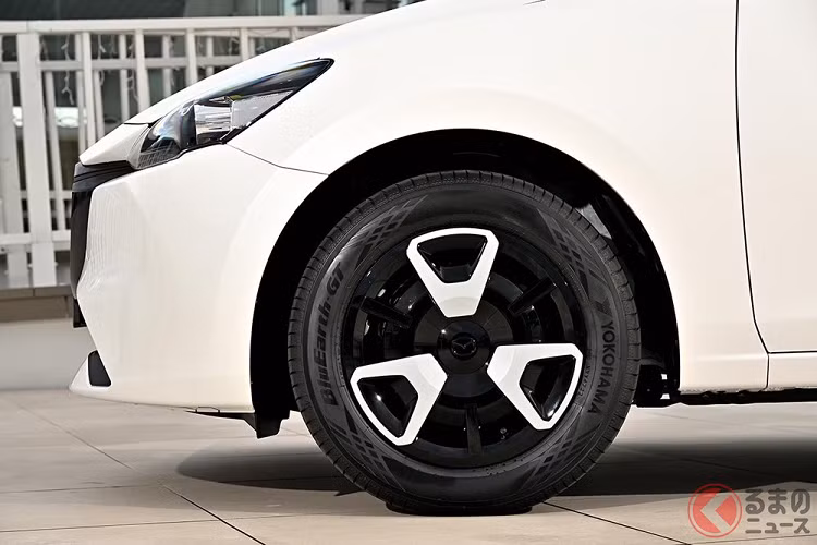 Trong đó, có 3 chấu của ốp la-zăng được sơn cùng màu với thân xe. Với 2 phiên bản 15 Sport và 15 XD Sport+, vành la-zăng là loại bằng nhôm có đường kính 16 inch thể thao hơn. Riêng phiên bản 15 Sunlit Citrus lại đi kèm vành màu xám thông thường.