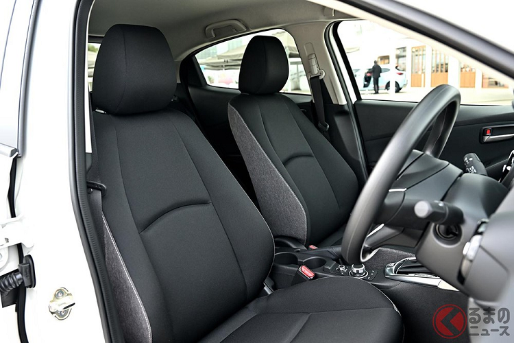 Riêng bản 15 Sunlit Citrus lại được trang bị ghế màu be với điểm nhấn màu vàng. Ngoài ra, bản 15 Sunlit Citrus còn có vô lăng/cần số bọc da, phanh tay điện tử, ghế chỉnh điện, sưởi vô lăng, hệ thống phanh tự động khẩn cấp, hệ thống kiểm soát hành trình bằng radar và hỗ trợ giữ làn đường.