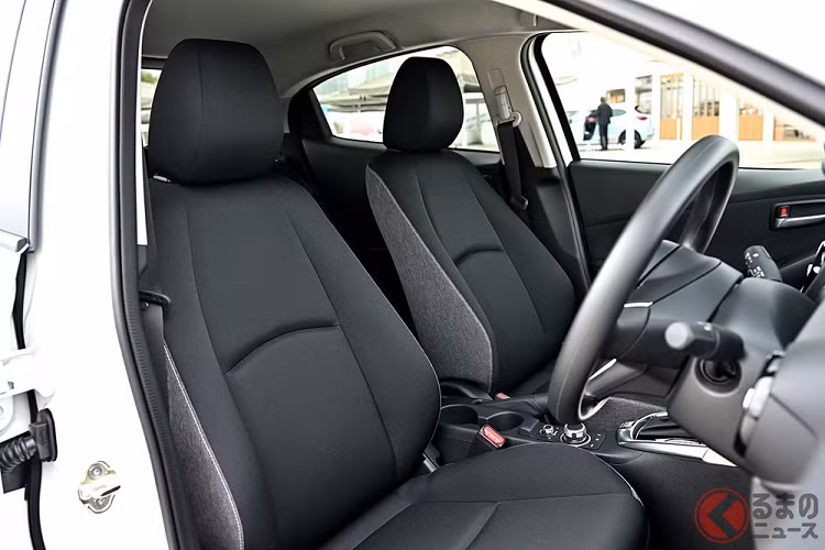 Riêng bản 15 Sunlit Citrus lại được trang bị ghế màu be với điểm nhấn màu vàng. Ngoài ra, bản 15 Sunlit Citrus còn có vô lăng/cần số bọc da, phanh tay điện tử, ghế chỉnh điện, sưởi vô lăng, hệ thống phanh tự động khẩn cấp, hệ thống kiểm soát hành trình bằng radar và hỗ trợ giữ làn đường.