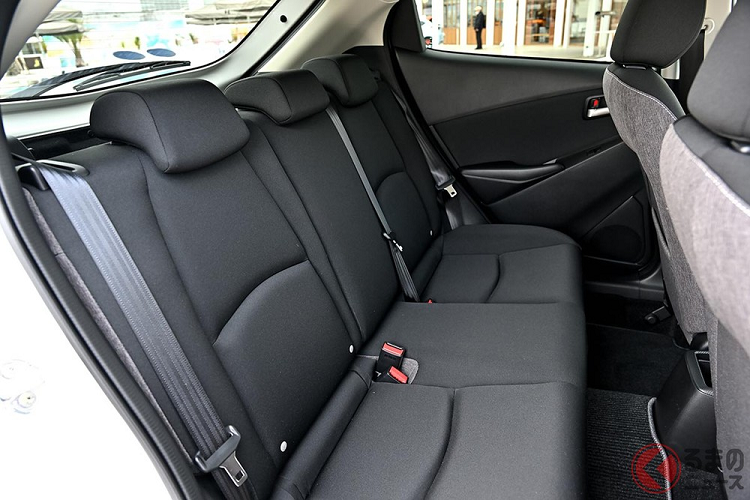 Trong khi đó, động cơ diesel có thể đi với hộp số tự động 6 cấp hoặc hộp số sàn 6 cấp. Ở bản 15 XD Sport+, xe chỉ có hộp số sàn. Việc hãng Mazda trang bị lưới tản nhiệt đóng kín như ô tô điện cho Mazda2 2023 đã khiến không ít người bất ngờ.