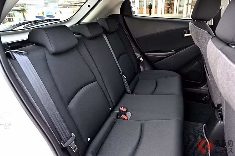 Trong khi đó, động cơ diesel có thể đi với hộp số tự động 6 cấp hoặc hộp số sàn 6 cấp. Ở bản 15 XD Sport+, xe chỉ có hộp số sàn. Việc hãng Mazda trang bị lưới tản nhiệt đóng kín như ô tô điện cho Mazda2 2023 đã khiến không ít người bất ngờ.