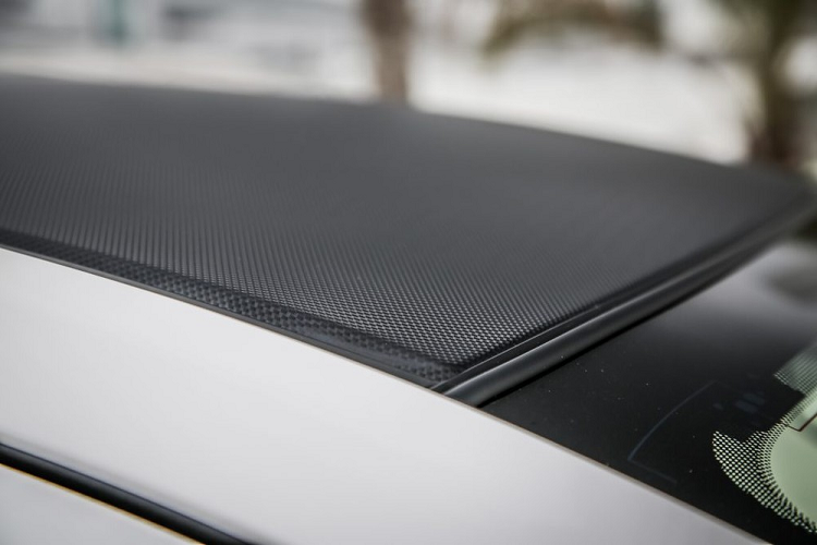 Những khu vực còn lại của ngoại thất gần như không thay đổi so với trước, bao gồm cả đèn pha, sườn xe, đèn hậu, cửa cốp và cản sau. Điều này không có gì bất ngờ vì trong thời gian qua, hãng Mazda thường xuyên tung ra phiên bản nâng cấp của các mẫu xe với thiết kế chỉ chỉnh sửa ở một vài chi tiết trong khi tổng thể giữ nguyên.