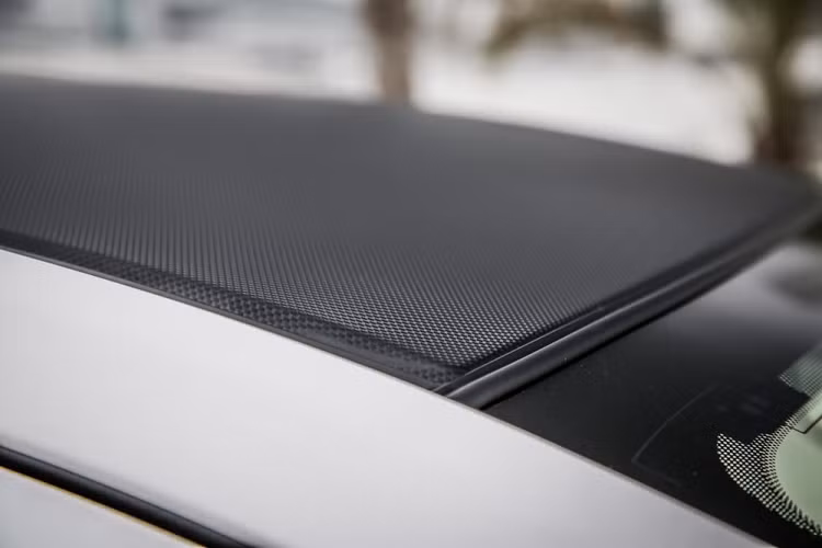 Những khu vực còn lại của ngoại thất gần như không thay đổi so với trước, bao gồm cả đèn pha, sườn xe, đèn hậu, cửa cốp và cản sau. Điều này không có gì bất ngờ vì trong thời gian qua, hãng Mazda thường xuyên tung ra phiên bản nâng cấp của các mẫu xe với thiết kế chỉ chỉnh sửa ở một vài chi tiết trong khi tổng thể giữ nguyên.