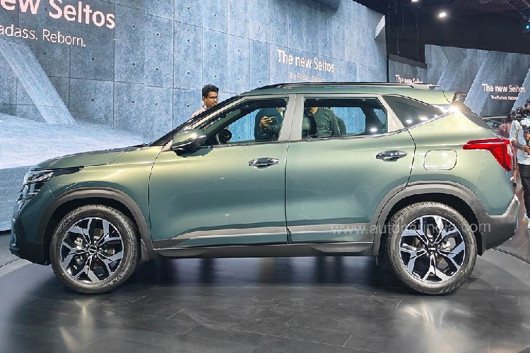 Những trang bị đáng chú ý khác của mẫu SUV cỡ B này bao gồm cần gạt nước tự động, camera 360 độ, điều hòa tự động 2 vùng, cửa sổ trời toàn cảnh Panorama, màn hình hiển thị thông tin kính lái HUD 8 inch, phanh tay điện tử, hệ thống âm thanh Bose 8 loa và đèn trang trí nội thất có thể thay đổi màu theo tâm trạng. 