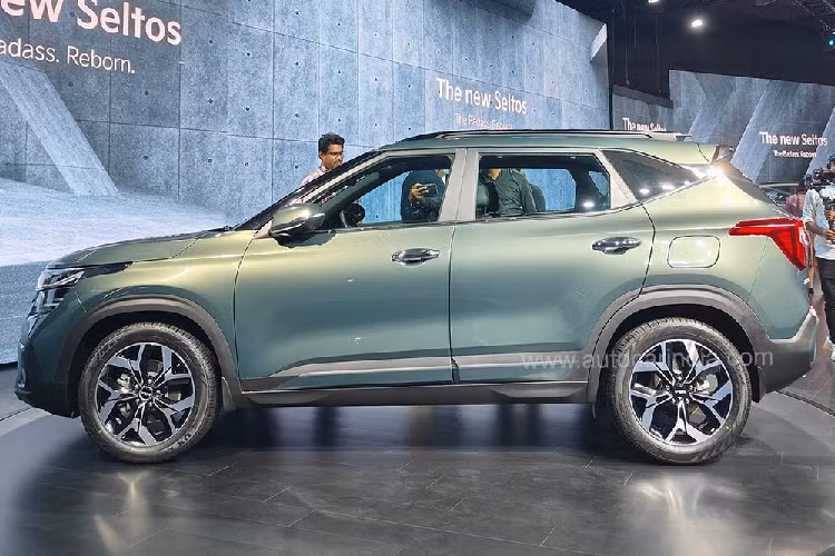 Những trang bị đáng chú ý khác của mẫu SUV cỡ B này bao gồm cần gạt nước tự động, camera 360 độ, điều hòa tự động 2 vùng, cửa sổ trời toàn cảnh Panorama, màn hình hiển thị thông tin kính lái HUD 8 inch, phanh tay điện tử, hệ thống âm thanh Bose 8 loa và đèn trang trí nội thất có thể thay đổi màu theo tâm trạng. 