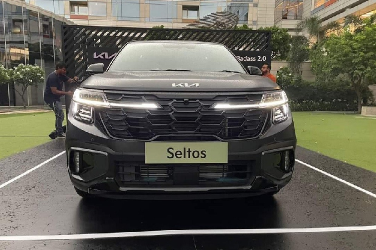 Ở khu vực bên sườn, mẫu SUV cỡ B này có điểm nhấn là vành la-zăng hợp kim với đường kính 18 inch, thiết kế 5 chấu kép và phay xước 2 màu. Vành la-zăng này dành riêng cho bản X Line ở thị trường Ấn Độ.