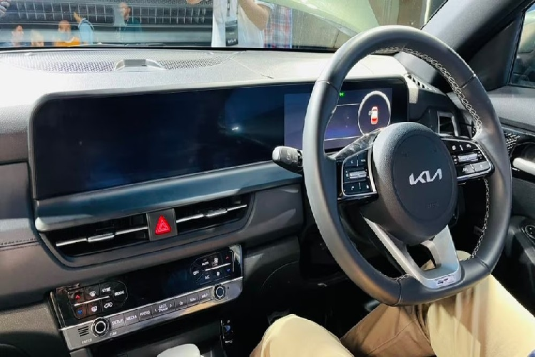 Trong khi đó, phiên bản GT Line và X Line sở hữu bộ body kit thể thao hơn. Điểm nhấn tiếp theo của mẫu SUV cỡ B này là màu sơn ngoại thất xanh lá Pewter Olive mới. Nhờ đó, Kia Seltos 2024 có 8 màu trơn và 2 màu phối với nóc tương phản.