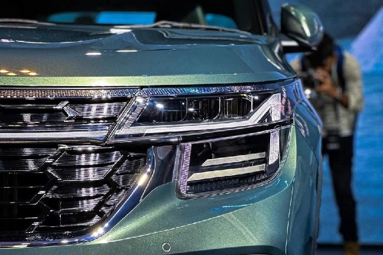 Xe được trang bị cản trước cỡ lớn hơn, hốc đèn sương mù sơn cùng màu thân xe và đèn pha tái thiết kế với dải đèn LED định vị ban ngày ăn sâu vào bên trong lưới tản nhiệt. Trong khi đó, đèn sương mù trước của xe có thiết kế 4 bóng vuông vức nằm dọc trên cản trước.