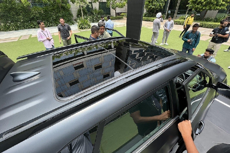 Đặc biệt, Kia Seltos 2024 ở thị trường Ấn Độ còn có 17 tính năng an toàn chủ động ADAS như cảnh báo tiền va chạm, cảnh báo điểm mù và hỗ trợ giữ làn đường. Bên cạnh đó là 6 túi khí tiêu chuẩn, hệ thống cảnh báo áp suất lốp, cân bằng điện tử và hỗ trợ khởi hành ngang dốc.