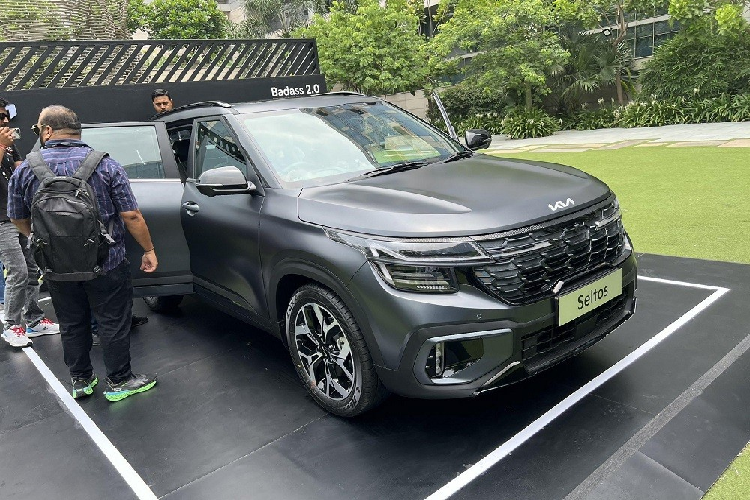 Nằm bên dưới nắp ca-pô của mẫu xe này là 3 tùy chọn động cơ. Thứ nhất là động cơ xăng 4 xi-lanh, dung tích 1.5L, sản sinh công suất tối đa 115 mã lực và mô-men xoắn cực đại 144 Nm. Động cơ đi kèm với hộp số sàn 6 cấp hoặc tự động biến thiên vô cấp CVT.