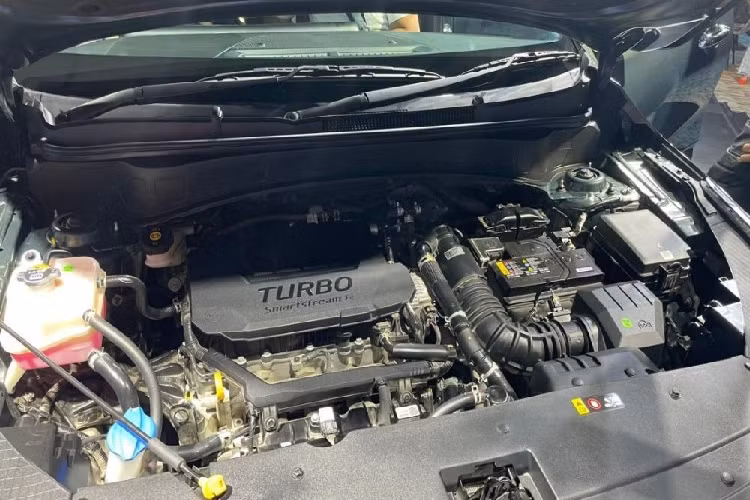 So với máy 1.4L cũ, động cơ này mạnh hơn 20 mã lực và 11 Nm. Sức mạnh được truyền tới bánh thông qua hộp số sàn iMT 6 cấp hoặc tự động ly hợp kép 7 cấp. Hiện giá xe Kia Seltos 2024 tại thị trường Ấn Độ chưa được công bố. Xe sẽ bắt đầu được bán ra thị trường này vào ngày 14/7 tới đây.