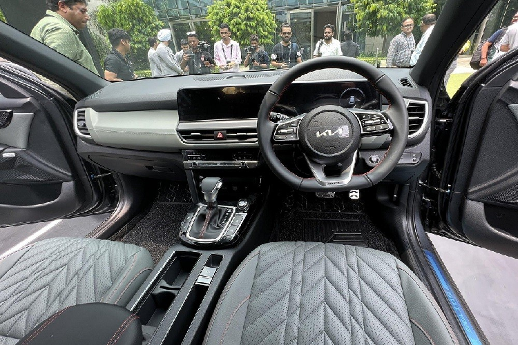 Ngoài ra, Kia Seltos 2024 còn có đèn báo rẽ tuần tự và đèn lùi được chuyển từ đèn hậu xuống cản sau. Ngay cả cửa cốp của xe cũng có thiết kế mới và giảm bớt chi tiết mạ crôm so với phiên bản cũ. Những phiên bản dùng động cơ tăng áp của Kia Seltos 2023 sẽ có đặc điểm nhận dạng là 2 đầu ống xả phía sau. 