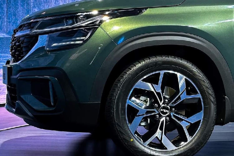 Vòng về phía sau, chúng ta sẽ bắt gặp cụm đèn hậu mới với thiết kế hình chữ "L" ngược. Đèn hậu được nối với nhau bằng dải đèn LED nằm vắt ngang trên cửa cốp sau. Đèn hậu của xe cũng lấy cảm hứng thiết kế từ bản đồ sao, tương tự dải đèn LED định vị ban ngày.