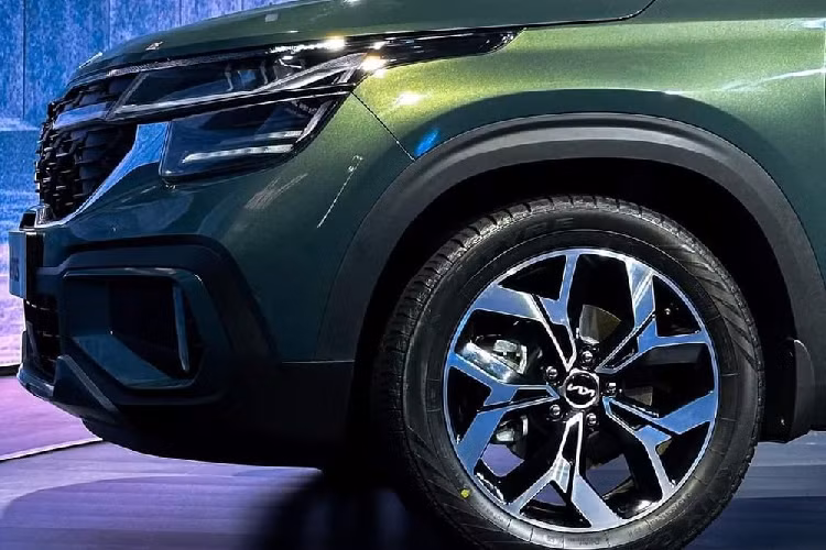 Vòng về phía sau, chúng ta sẽ bắt gặp cụm đèn hậu mới với thiết kế hình chữ "L" ngược. Đèn hậu được nối với nhau bằng dải đèn LED nằm vắt ngang trên cửa cốp sau. Đèn hậu của xe cũng lấy cảm hứng thiết kế từ bản đồ sao, tương tự dải đèn LED định vị ban ngày.