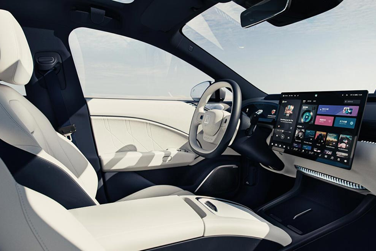 Để chứng minh, hãng này đã thực hiện một cuộc thí nghiệm nung cụm pin nặng 710 kg ở nhiệt độ 1.000 độ C và nhấn chìm trong nước mặn suốt 48 giờ, sau đó lại được làm đông ở nhiệt độ -45 độ trong 8 giờ. Sau bài kiểm tra khắc nghiệt này, pin xe điện vẫn hoạt động bình thường và vô cùng an toàn.