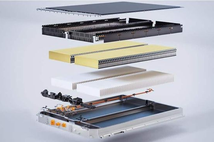 Với phiên bản dẫn động cầu sau, xe được trang bị mô-tơ điện Silicon Carbide (SiC) 310 kW, mất 5,4 giây để tăng tốc từ 0-100km/h. Với phiên bản dẫn động bốn bánh, xe được trang bị 2 mô-tơ điện trước và sau lần lượt là 165 kW và 310 kW, cho thời gian tăng tốc 0-100km/h nhanh nhất là 2,84 giây.