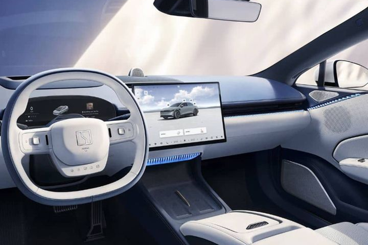 Xe được trang bị hệ thống hỗ trợ lái xe tiên tiến, được hỗ trợ bởi cảm biến lidar, 12 camera độ phân giải cao, 5 radar sóng milimet, 12 radar siêu âm và chip NVIDIA Orin X. Về khả năng vận hành, Zeekr 007 có tùy chọn hệ dẫn động cầu sau hoặc bốn bánh.