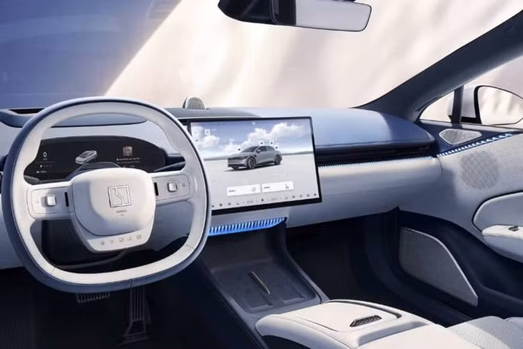 Xe được trang bị hệ thống hỗ trợ lái xe tiên tiến, được hỗ trợ bởi cảm biến lidar, 12 camera độ phân giải cao, 5 radar sóng milimet, 12 radar siêu âm và chip NVIDIA Orin X. Về khả năng vận hành, Zeekr 007 có tùy chọn hệ dẫn động cầu sau hoặc bốn bánh.