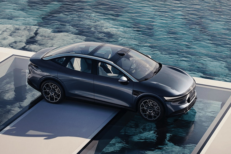 Zeekr tuyên bố rằng Golden Battery của công ty là pin lithium iron phosphate (LFP) có tốc độ sạc nhanh nhất thế giới khi chỉ mất 15 phút sạc để tăng thời lượng pin lên thêm 500 km.