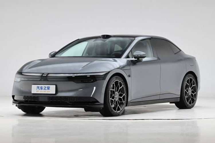 Zeekr 007 thuộc phân khúc sedan thuần điện cỡ trung, kích thước chiều dài x rộng x cao lần lượt là 4.865 mm (hoặc 4880) x 1.900 mm x 1.450 mm cùng chiều dài cơ sở 2928 mm. Ngoại hình của Zeekr 007 được phát triển dựa trên ngôn ngữ thiết kế tối giản Hidden Energy mới của thương hiệu, với sáu màu ngoại thất gồm nâu, xanh da trời, bạc, xám, trắng và đen.