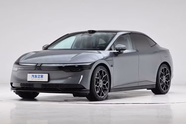 Zeekr 007 thuộc phân khúc sedan thuần điện cỡ trung, kích thước chiều dài x rộng x cao lần lượt là 4.865 mm (hoặc 4880) x 1.900 mm x 1.450 mm cùng chiều dài cơ sở 2928 mm. Ngoại hình của Zeekr 007 được phát triển dựa trên ngôn ngữ thiết kế tối giản Hidden Energy mới của thương hiệu, với sáu màu ngoại thất gồm nâu, xanh da trời, bạc, xám, trắng và đen.