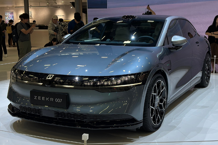 Thời gian gần đây, Zeekr đã cho ra mắt hàng loạt mẫu xe mới, bao gồm Zeekr 001, Zeekr 009 và Zeekr 007. Bên cạnh đó, thương hiệu xe điện cao cấp thuộc tập đoàn Geely cũng công bố kế hoạch lắp đặt thêm 1.000 trạm sạc trong năm sau và đặt mục tiêu đến năm 2026 có 10.000. Hiện Zeekr đã có 401 trạm sạc nhanh ở Trung Quốc với 2.261 cổng sạc.