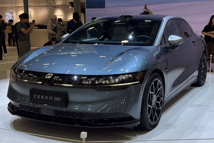 Thời gian gần đây, Zeekr đã cho ra mắt hàng loạt mẫu xe mới, bao gồm Zeekr 001, Zeekr 009 và Zeekr 007. Bên cạnh đó, thương hiệu xe điện cao cấp thuộc tập đoàn Geely cũng công bố kế hoạch lắp đặt thêm 1.000 trạm sạc trong năm sau và đặt mục tiêu đến năm 2026 có 10.000. Hiện Zeekr đã có 401 trạm sạc nhanh ở Trung Quốc với 2.261 cổng sạc.