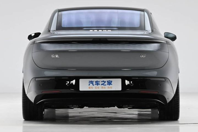 Bên trong, Zeekr 007 có màn hình trung tâm OLED kích thước 15 inch tích hợp chip thông minh Qualcomm Snapdragon 8295, bảng đồng hồ LCD, AR-HUD 35,5 inch và vô lăng đáy phẳng hai chấu. Ngoài ra, xe còn được trang bị hệ thống âm thanh Dolby Atmos 21 loa, đèn viền nội thất, sạc không dây và ngăn chứa đồ ở bệ tì tay trung tâm.