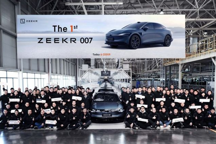 Mẫu xe sedan điện Zeekr 007 sẽ chính thức được ra mắt vào ngày 27 tháng 12 tới đây với 2 phiên bản gồm Standand (tiêu chuẩn - phạm vi di chuyển 688 km) và Ultra Long Range (tầm xa - phạm vi di chuyển 870 km). Hãng cho biết xe sẽ bắt đầu được phân phối tới khách hàng từ 1/1/2024.