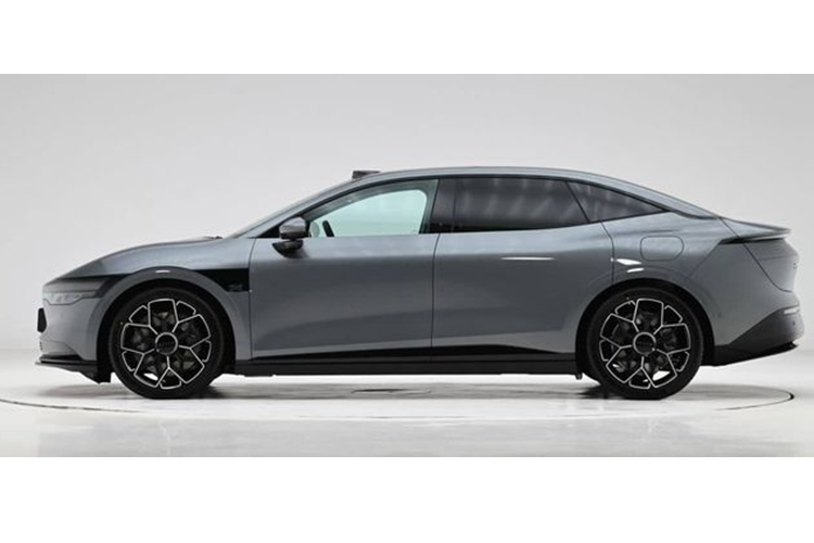 Cung cấp sức mạnh cho Zeekr 007 là cụm pin Golden Battery do hãng tự phát triển. Theo chia sẻ của Zeekr, loại pin mới này có độ bền và khả năng chống chịu thời tiết cực kỳ đáng nể.