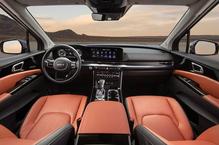 Kia Carnival lai giam gia, co hoi nao cho tan binh Volkswagen Viloran?-Hinh-2