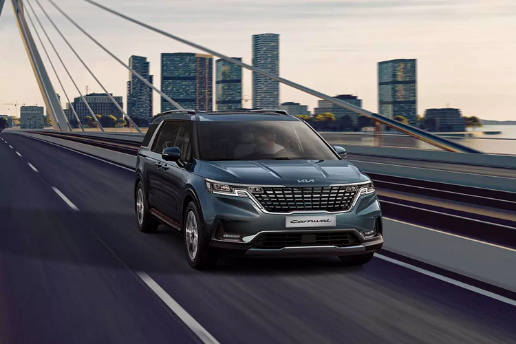 Kia Carnival lai giam gia, co hoi nao cho tan binh Volkswagen Viloran?