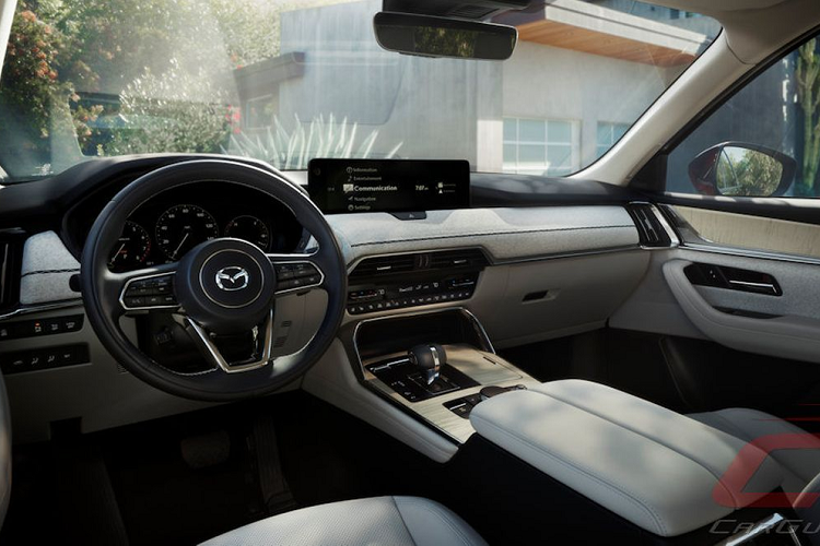 Mặc dù hãng xe chưa công bố danh sách tính năng của CX-90 nhưng dựa vào những hình ảnh được công bố có thể thấy xe sở hữu nhiều trang bị hiện đại, nổi bật như màn hình trên kính lái HUD, phanh tay điện tử, tự động giữ phanh tạm thời.