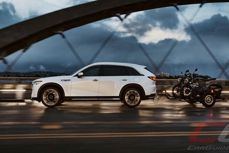 Phần đuôi xe của mẫu xe SUV Mazda CX-90 được thiết kế bo tròn, mang đến cảm giác mềm mại hơn. Mâm xe dạng đa chấu, sơn 2 màu, kích thước lên tới 21 inch.