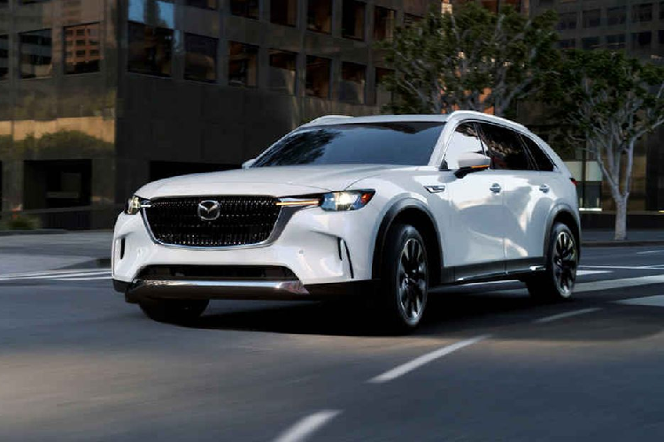 Về cơ bản, Mazda CX-90 2024 mới có thiết kế nội, ngoại thất tương tự CX-60. Xe vẫn trung thành với những đường cong chạy dọc chiều dài thân xe và hạn chế những chi tiết góc cạnh. Khu vực đầu xe ấn tượng với cụm đèn pha mới đi kèm đèn ban ngày hình chữ L.