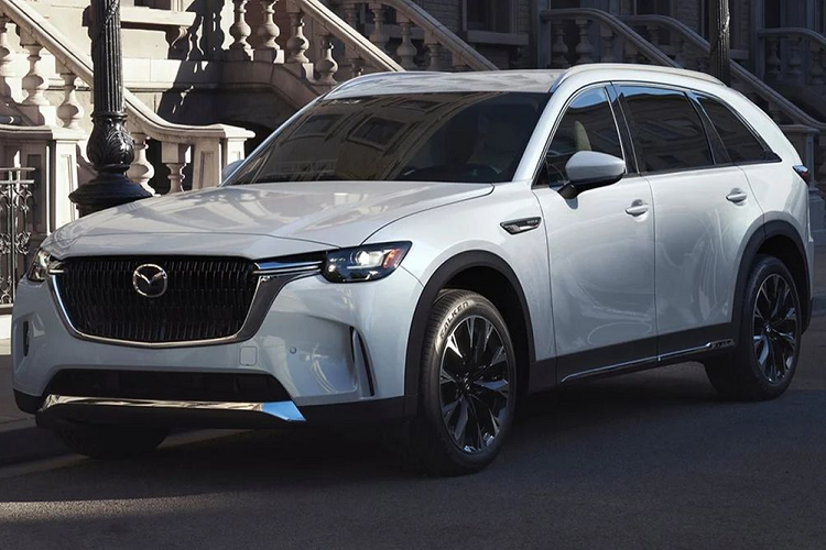 Tại buổi ra mắt CX-60 tại Philippines, Mazda đã gây bất ngờ nho nhỏ khi tung ra một đoạn clip nhá hàng mẫu SUV CX-90. Và theo xác nhận của Chủ tịch Mazda Philippines - Steven Tan, mẫu SUV Mazda CX-90 ba hàng ghế này sẽ được ra mắt vào cuối năm nay.